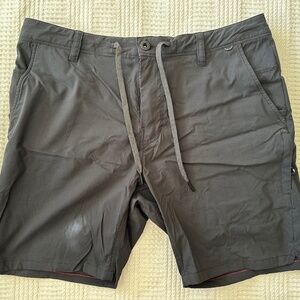 EVERYWHERE FEATHERLIGHT CHINO SHORT